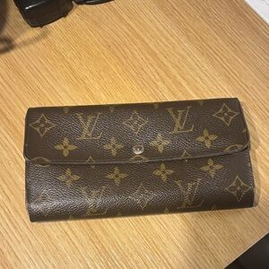 Louis Vuitton Sarah wallet corner and side rubs and wear